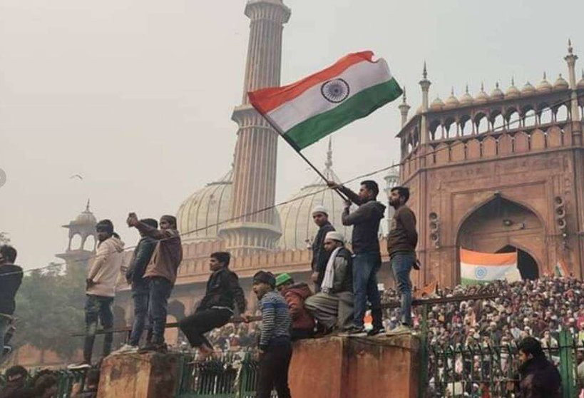 Musulmanes enarbolan la bandera de la India en sus protestas contra la Ley de Ciudadanía. (@Gabbar0099)