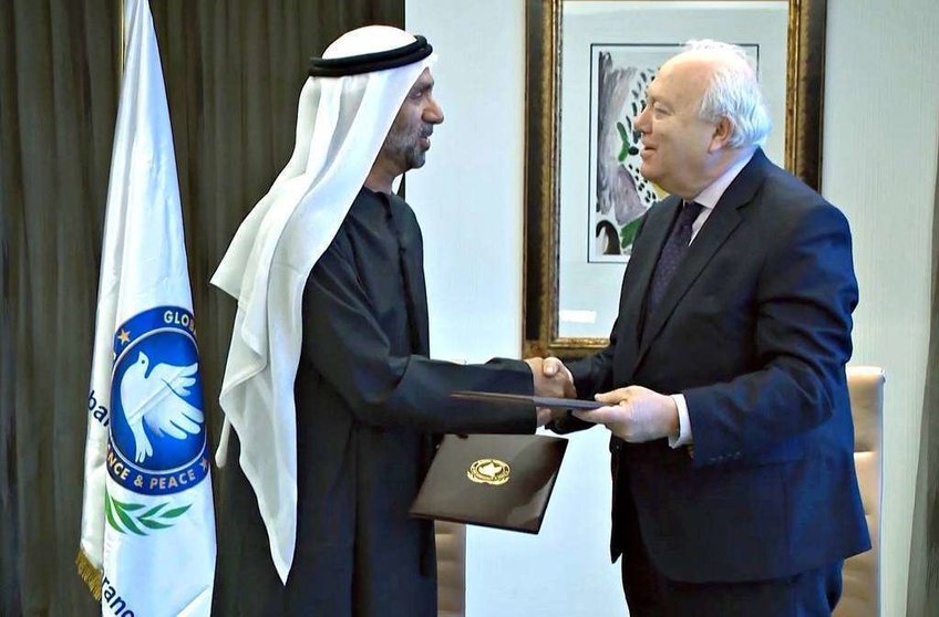 Ahmed bin Mohammed Al Jarwan, presidente del GCTP -izquierda-, y el español Miguel Angel Moratinos, alto representante de la UNAOC, durante la firma del Memorando de Entendimiento en Abu Dhabi. (WAM) 
