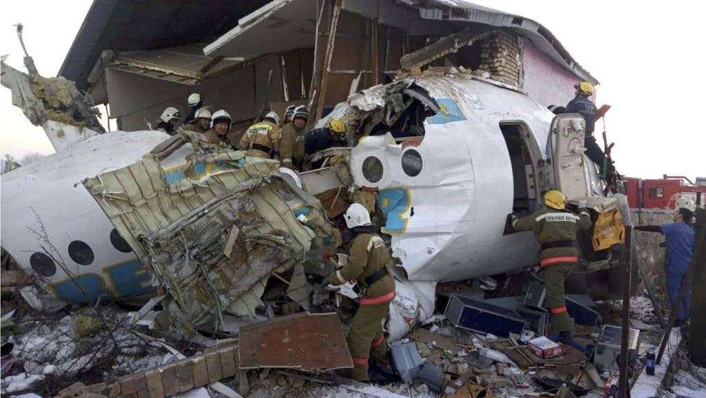 Personal de rescato en el avión siniestrado. (Twitter)
