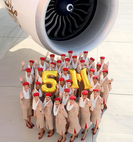 Tripulantes de cabina de Emirates celebrando los cinco millones de seguidores en Instagram.