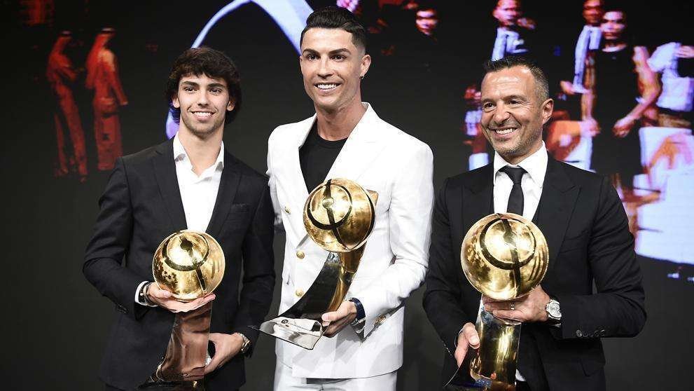 De izquierda a derecha Joao Felix, Cristiano Ronaldo y Jorge Mendes.