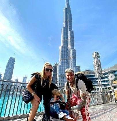 La familia ante el Burj Khalifa. (Instagram)
