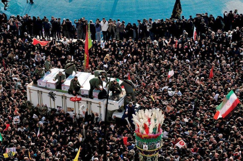 En la imagen AP, un momento del funeral de Soleimani.