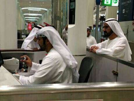 El gobernante de Dubai durante una visita al Aeropuerto Internacional de Dubai.