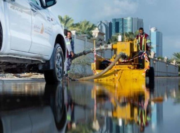 Trabajadores de Dubai drenan el agua de lluvia. (Dubai Media Office)