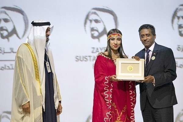La alumna de Colombia recoge el premio ante la mirada del príncipe heredero de Abu Dhabi. (WAM)