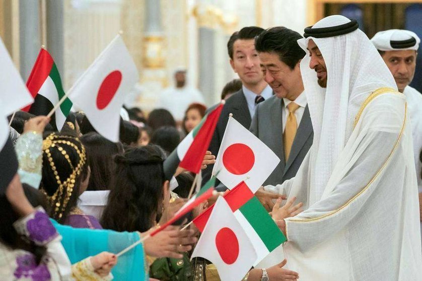 El primer ministro de Japón junto al príncipe heredero de Abu Dhabi. 