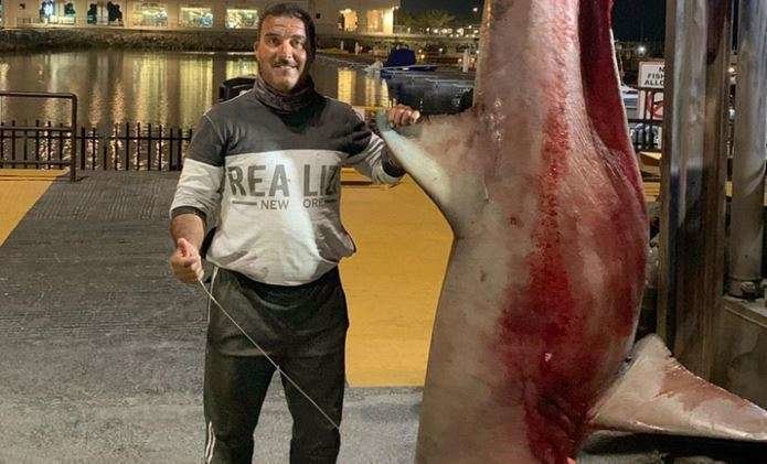 El pescador emiratí posa con su gran captura.