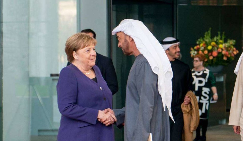 Ángela Merkel saluda al príncipe heredero de Abu Dhabi en Berlín. (Twitter)