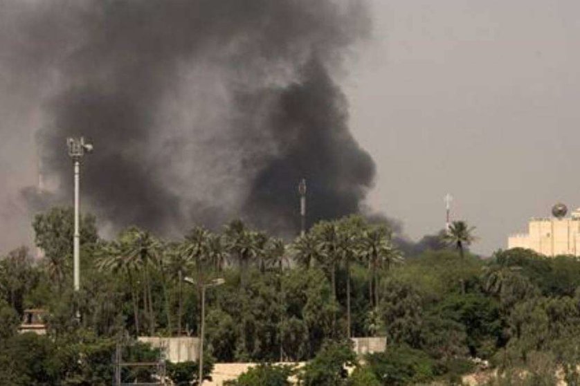 Columna de humo tras ataques en Bagdad. (Twitter)