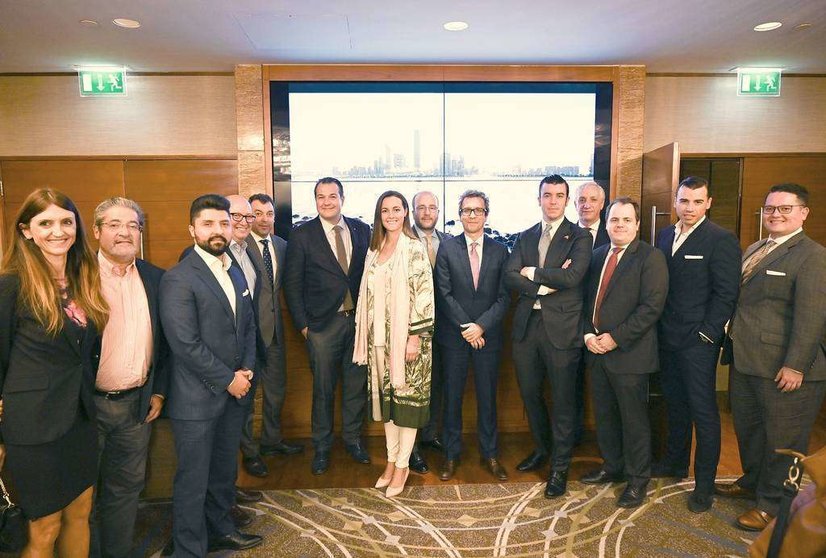 Los integrantes del nuevo Comité Ejecutivo de la Cámara de Comercio de España en EAU junto a representantes de la Embajada de España. (EL CORREO) 