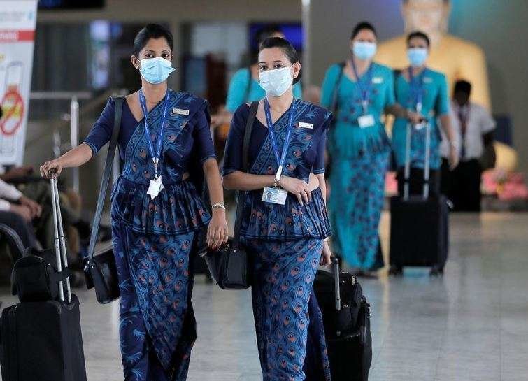 En la imagen de Reuters, el personal de Sri Lankan Airlines usa máscaras en el aeropuerto internacional de Bandaranaike.