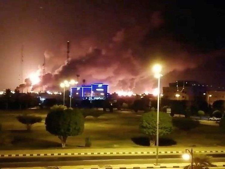 Reuters recoge esta imagen divulgada en redes que muestra humo sobre las instalaciones de Aramco en Abqaiq este sábado.