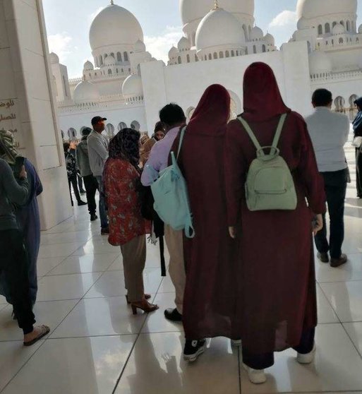 Turistas en la Gran Mezquita de Abu Dhabi sin descalzar. (EL CORREO)