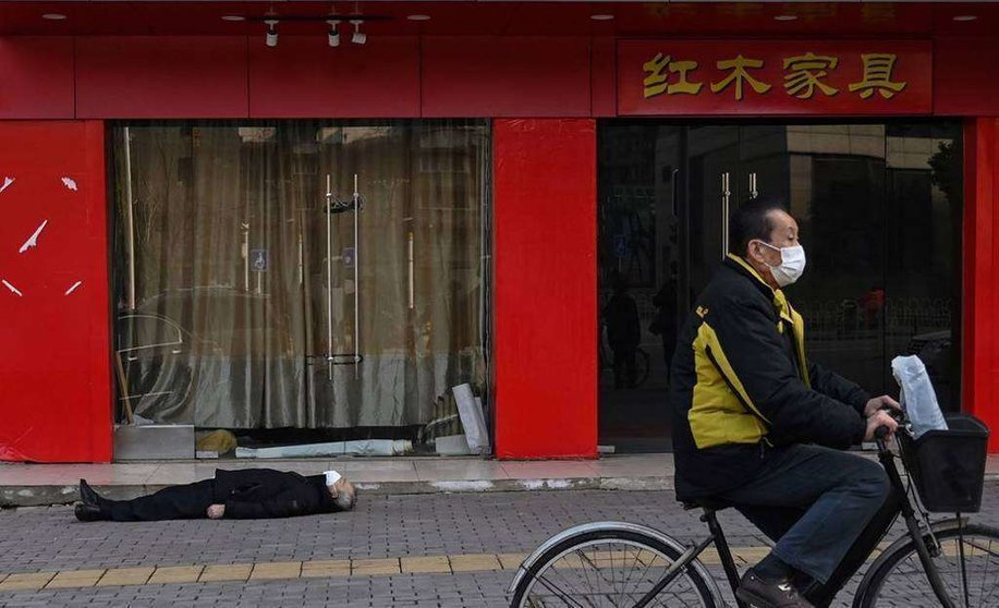 Fallecido en una calle de la ciudad china de Wuhan. (AFP)