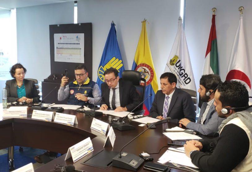 En la imagen de la Cancillería de Colombia, el momento de la firma del acuerdo de ayuda de EAU.