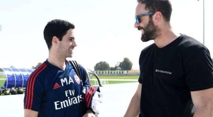 Dos ex futbolistas españoles en Dubai: Mikel Arteta a la izquierda y Manuel Almunia. (Twitter)