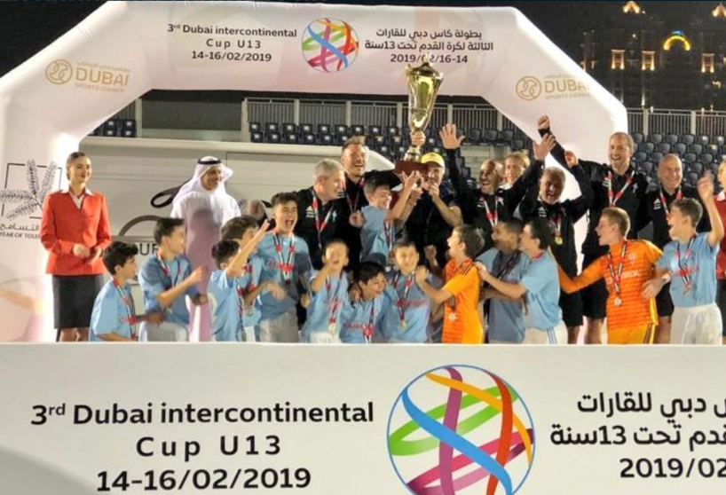 El equipo infantil del Celta de Vigo tras proclamarse campeón en Dubai.