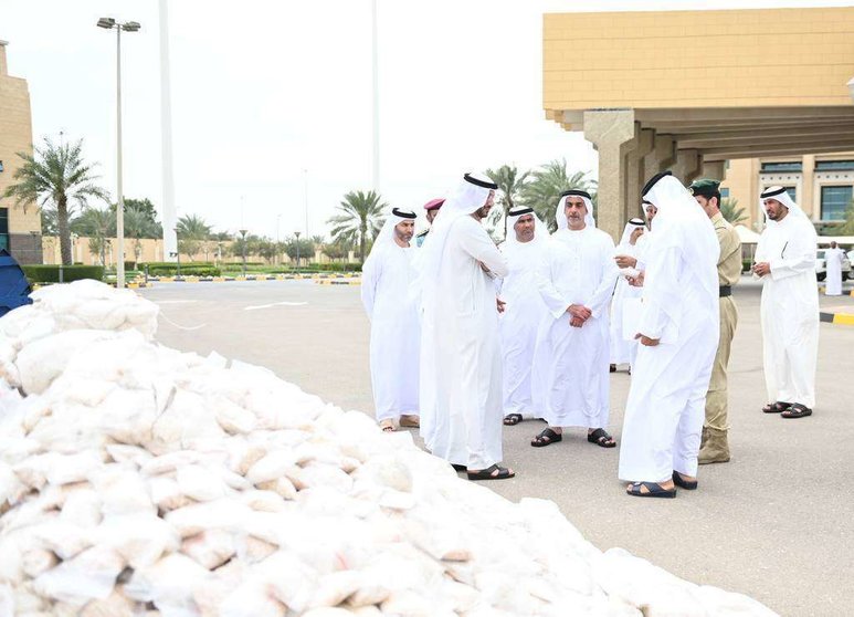 Autoridades de EAU frente a las drogas confiscadas. (WAM)