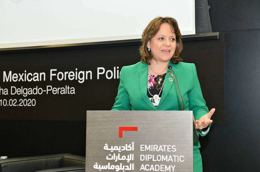 Martha Delgado, durante la conferencia que impartió en la Academia Diplomática de Emiratos. (Manaf K. Abbas / EL CORREO)