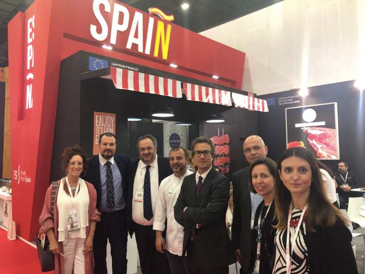Responsables de Provacuno junto al embajador de España en Abu Dhabi en el stand de Gulfood. (Cedida)
