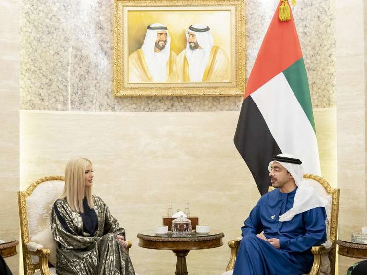 Ivamka Trump y el ministro de Exteriores de EAU. (WAM)