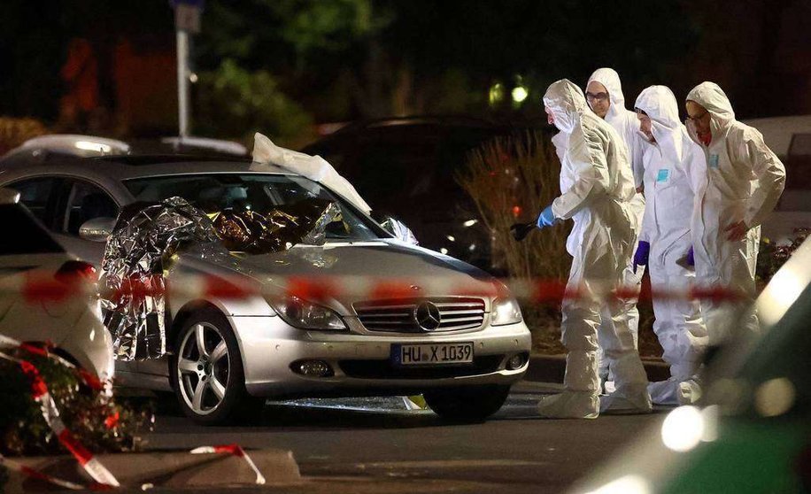 En la imagen de Reuters, expertos forenses alemanes en el lugar de uno de los ataques.