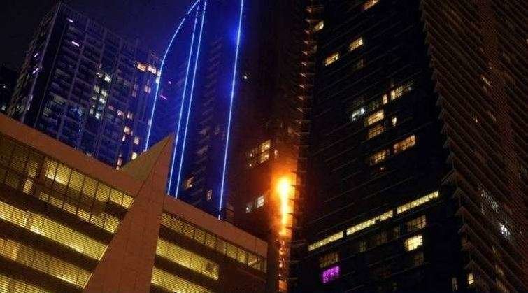 Una imagen del Khaleej Times del fuego en la torre de Dubai.