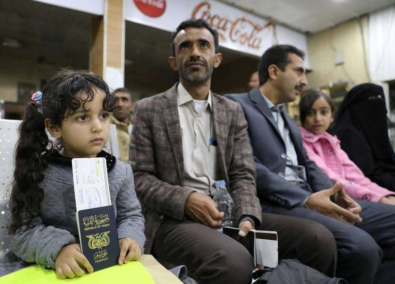 En la imagen de Reuters, pasajeros en el aeropuerto de Saná, capital de Yemen.