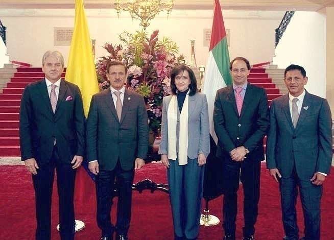 De izquierda a derecha, el embajador de Colombia en Abu Dhabi, el ministro de Economía de EAU, la canciller de Colombia, el ministro de Comercio de Colombia y el embajador de EAU en Bogotá. (Twitter) 