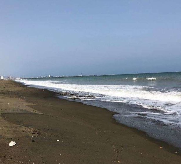 Imagen de Twitter de una playa de Fujairah con petróleo en octubre de 2019.