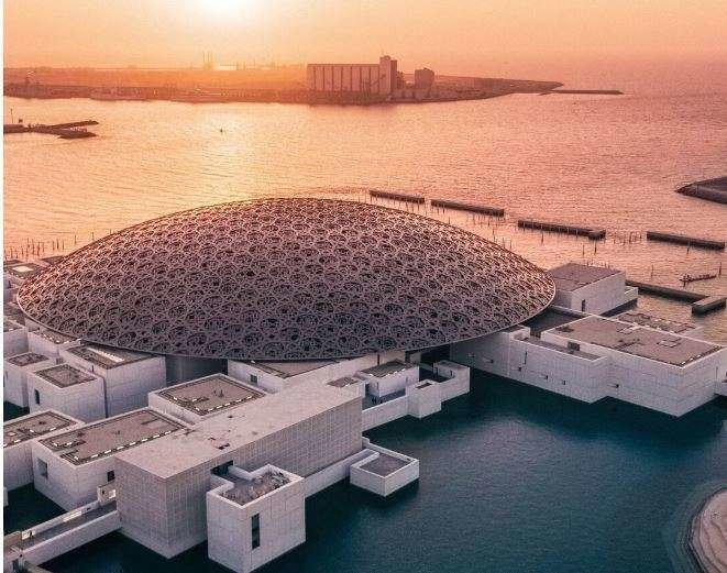 Una imagen del Museo del Louvre Abu Dhabi en la isla Saadiyat. (WAM)