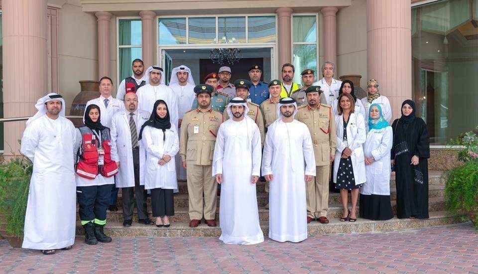El príncipe heredero de Dubai junto a profesionales sanitarios. (WAM)