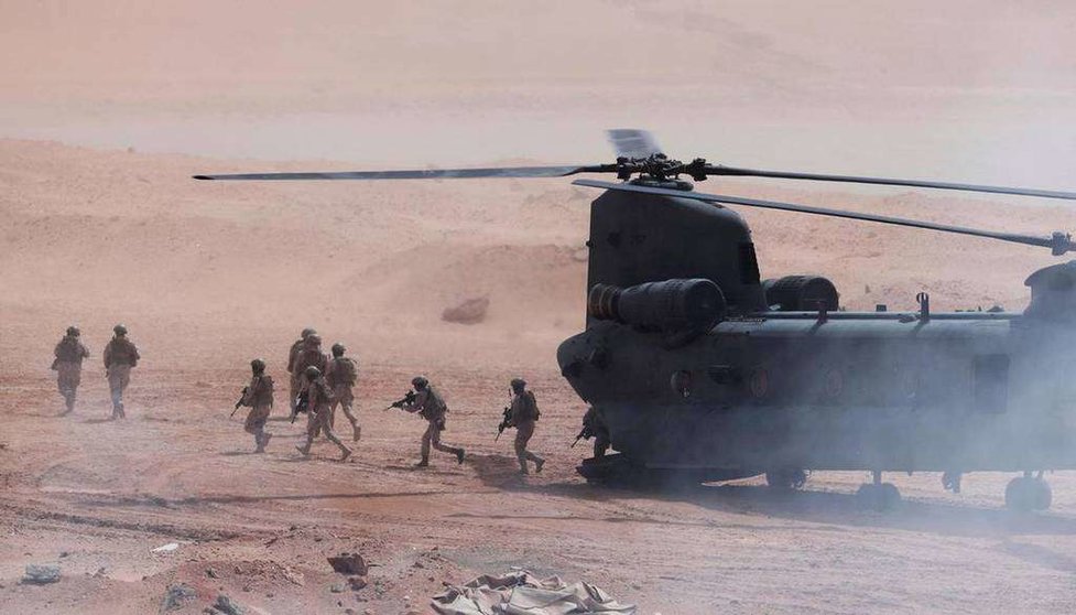 Fuerzas Armadas de EAU descienden de un helicóptero. (WAM)