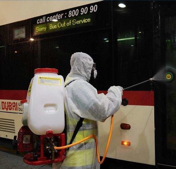 Un trabajador desinfecta un autobús de la RTA de Dubai.
