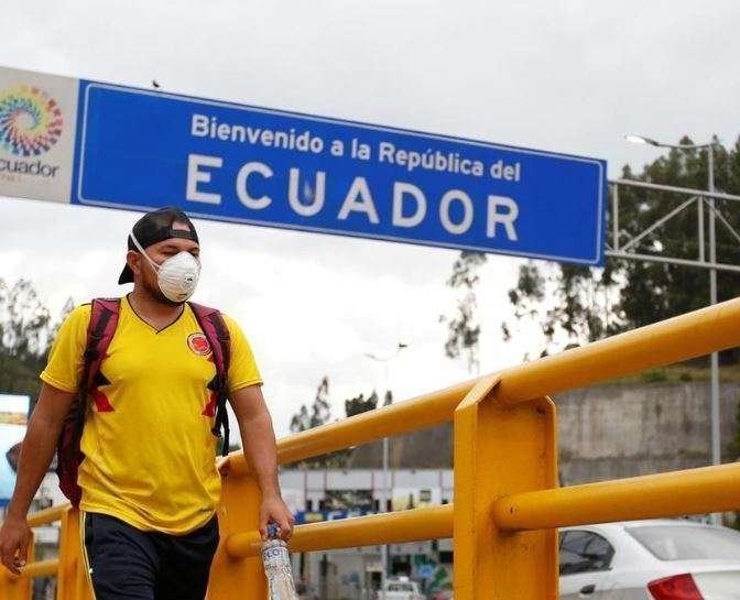 Un ciudadano en una frontera de Ecuador.
