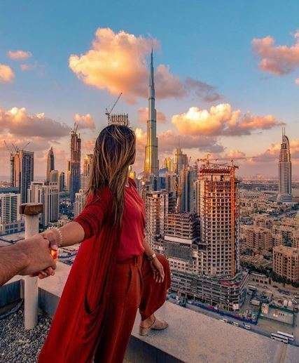 Una mujer en una foto de Dubai en Instagram. (@dubai)