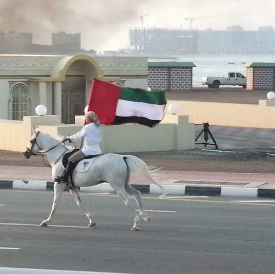 Bandera de Emiratos Árabes Unidos durante una exhibición. (EL CORREO) 