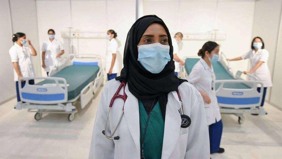 Personal sanitario en el hospital de campaña del Dubai World Trade Center. (AFP)