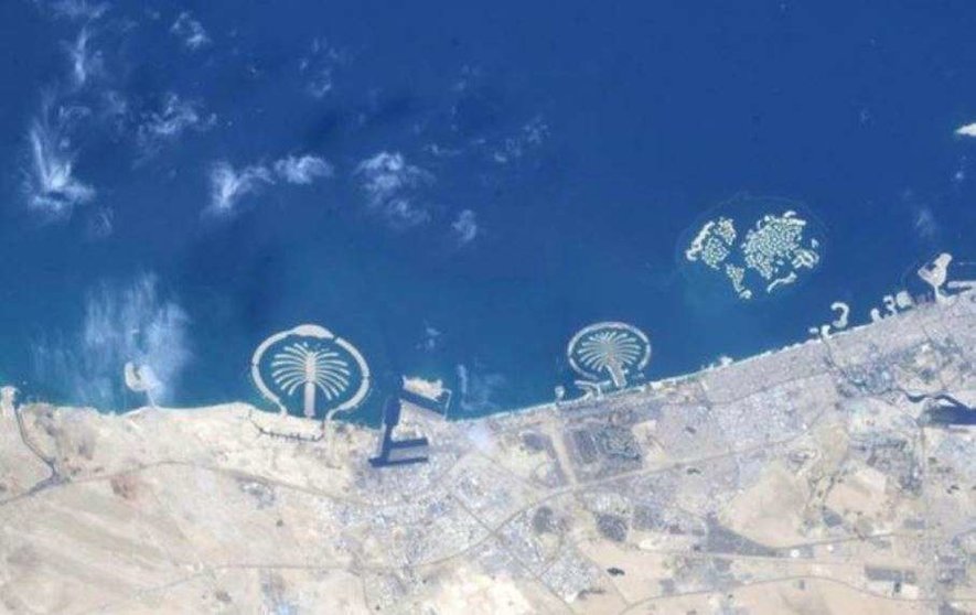 La Palmera Jumeirah y la Palmera Jebel Ali en Dubai vistas desde el espacio. (Dubai Media Office)