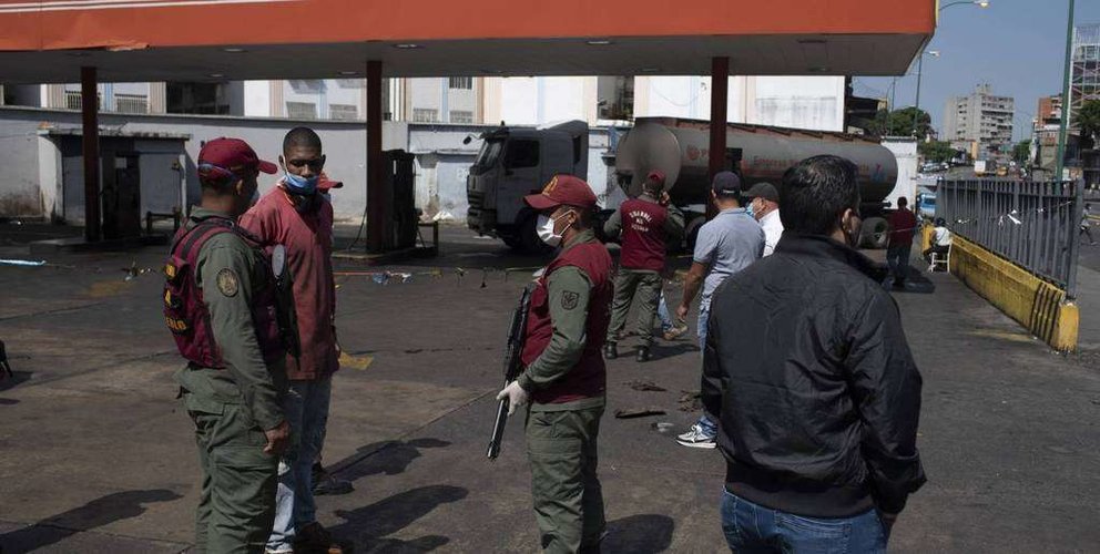 En la imagen de Bloomberg, miembros de la Guardia Nacional Bolivariana en una gasolinera en Caracas.  