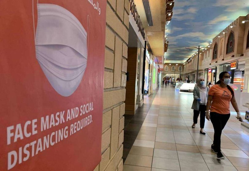 En la imagen de AFP, clientes en el Ibn Battuta Mall.