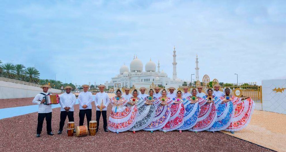 La Agrupación Floklore Panameño ante la Gran Mezquita de Abu Dhabi. (Cedida)