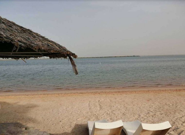 Una playa en el emirato de Umm Al Quwaim. (EL CORREO)