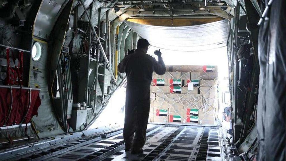 Ayuda médica se carga en un avión en EAU para ser entregada en Irán. (Wam)