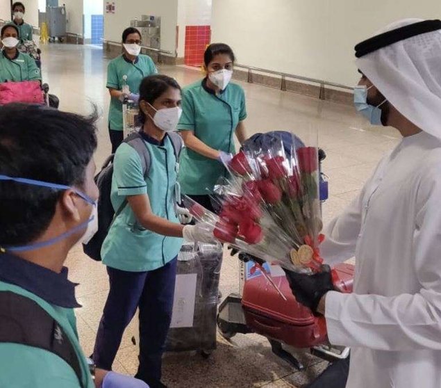 En la imagen de Twitter, el personal sanitario indio al llegar al aeropuerto de Dubai.