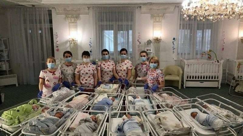 Imagen de un hotel de la empresa BioTexCom con los niños nacidos tras gestación subrogada.