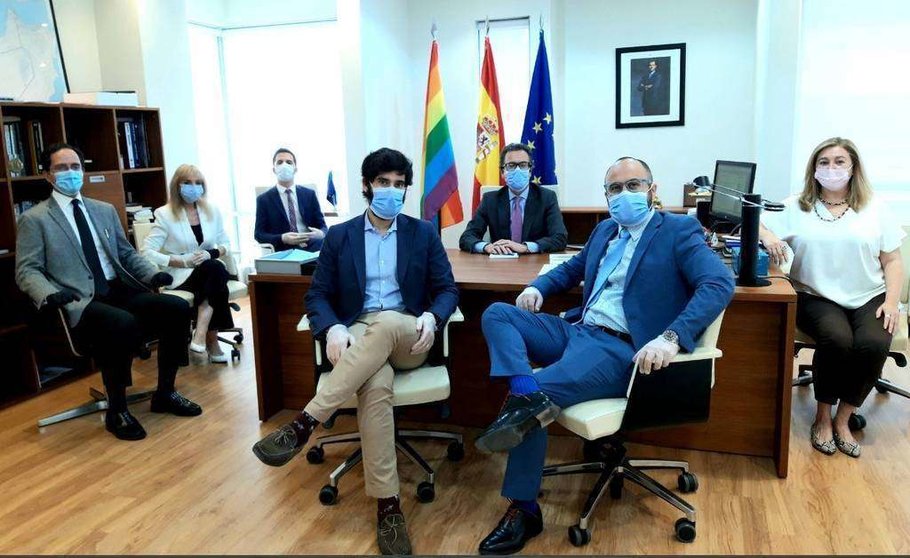Personal de la Embajada de España en Emiratos Árabes, reunido en Abu Dhabi para conmemorar el Día Internacional contra la Homofobia, la Transfobia y la Bifobia. (@EmbEspEAU)