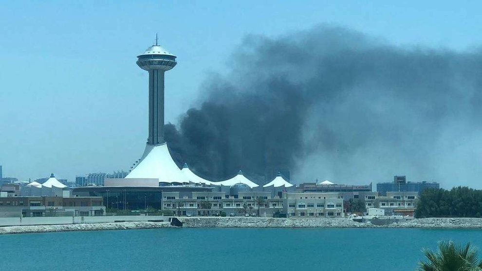 Una imagen del humo en Abu Dhabi. (@Zeid Salman Twitter)