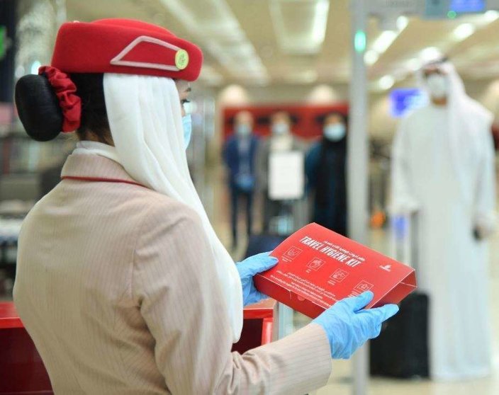 Empleada de Emirates con un set higiénico en el aeropuerto de Dubai. (Twitter)